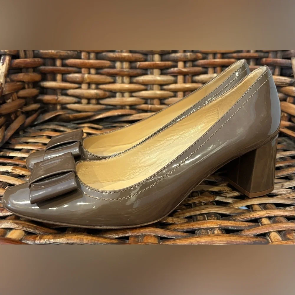 kate spade Taupe Patent Block Heel Pumps with Bow in size 8.5